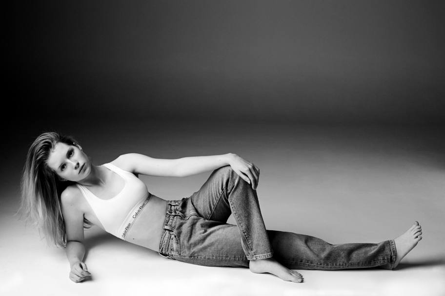 Calvin Klein Jeans  rievoca le storiche campagne fotografiche con la sorella di Kate Moss, Lottie, e il nipote di Richard Avedon